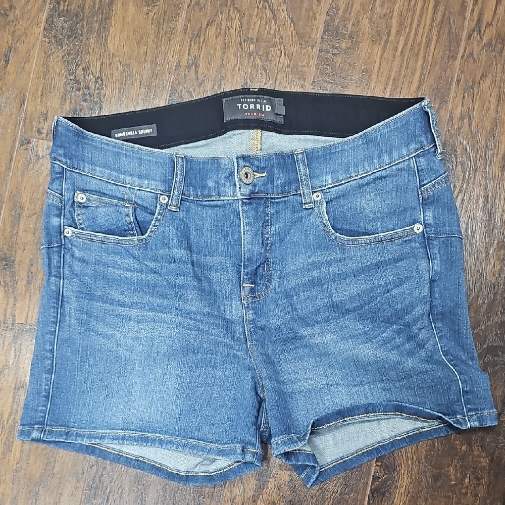 TORRID Bombshell Skinny Short Short - Premium Stretch Medium Wash Size 16